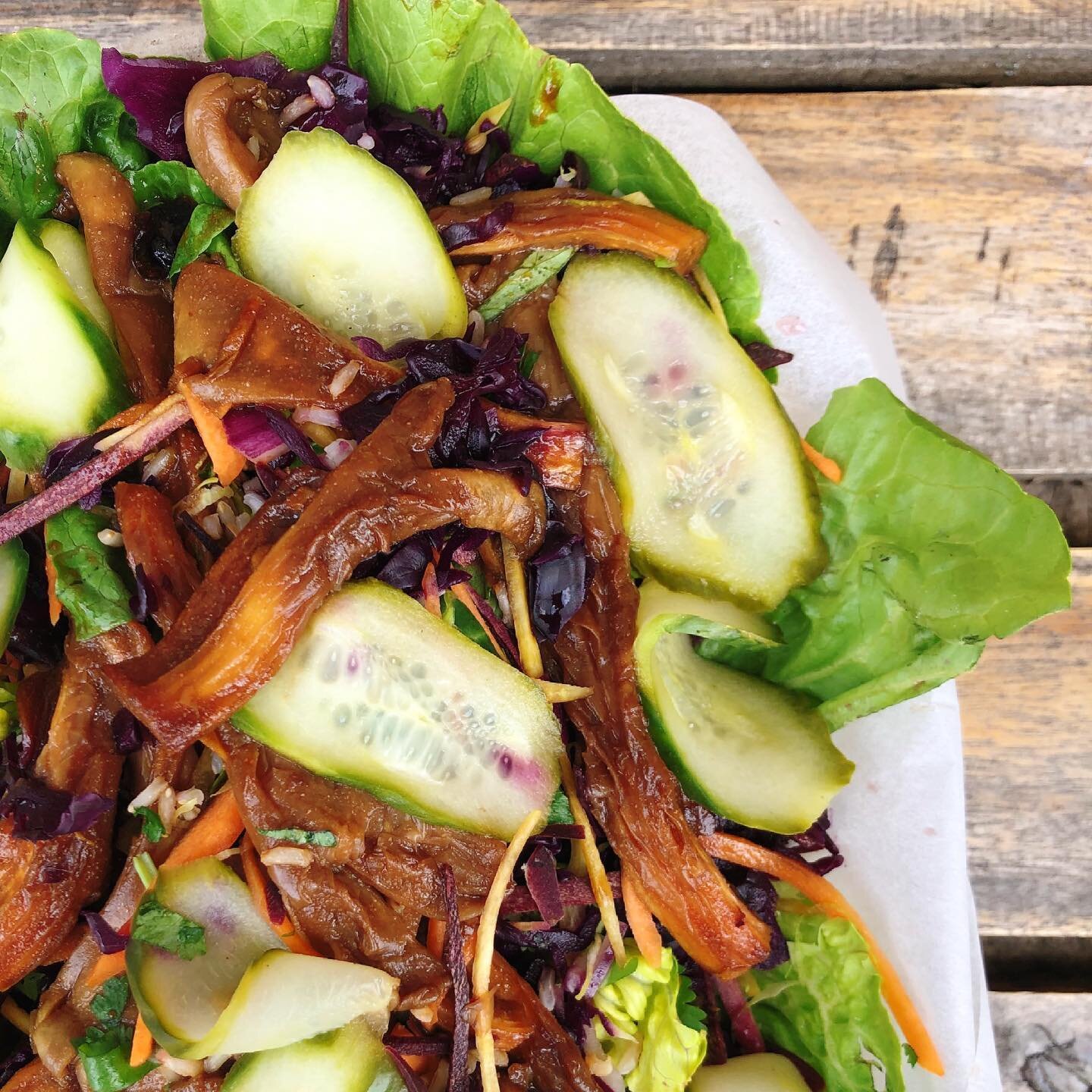 &mdash; HOISIN OYSTER MUSHROOM &amp; RAINBOW SLAW SALAD &mdash;

W/ whole grain rice &amp; topped w/ peanuts &amp; crispy onions! Lunch. Is. Sorted. 

#breid #bakery #sourdoughbaker #eastlondonfood #veganfood #salad