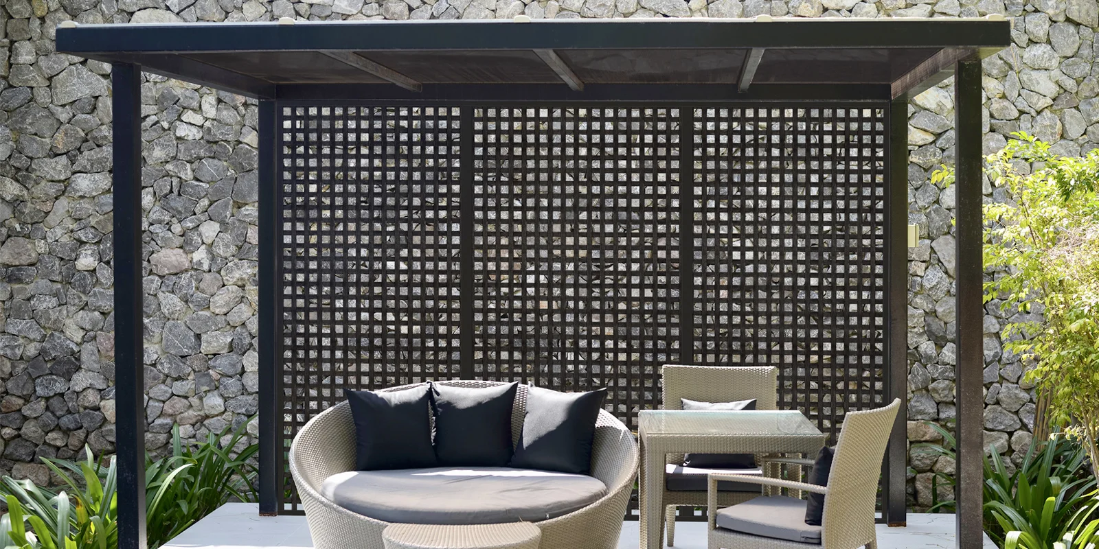 style_squarepaintablelattice_pergola.jpg