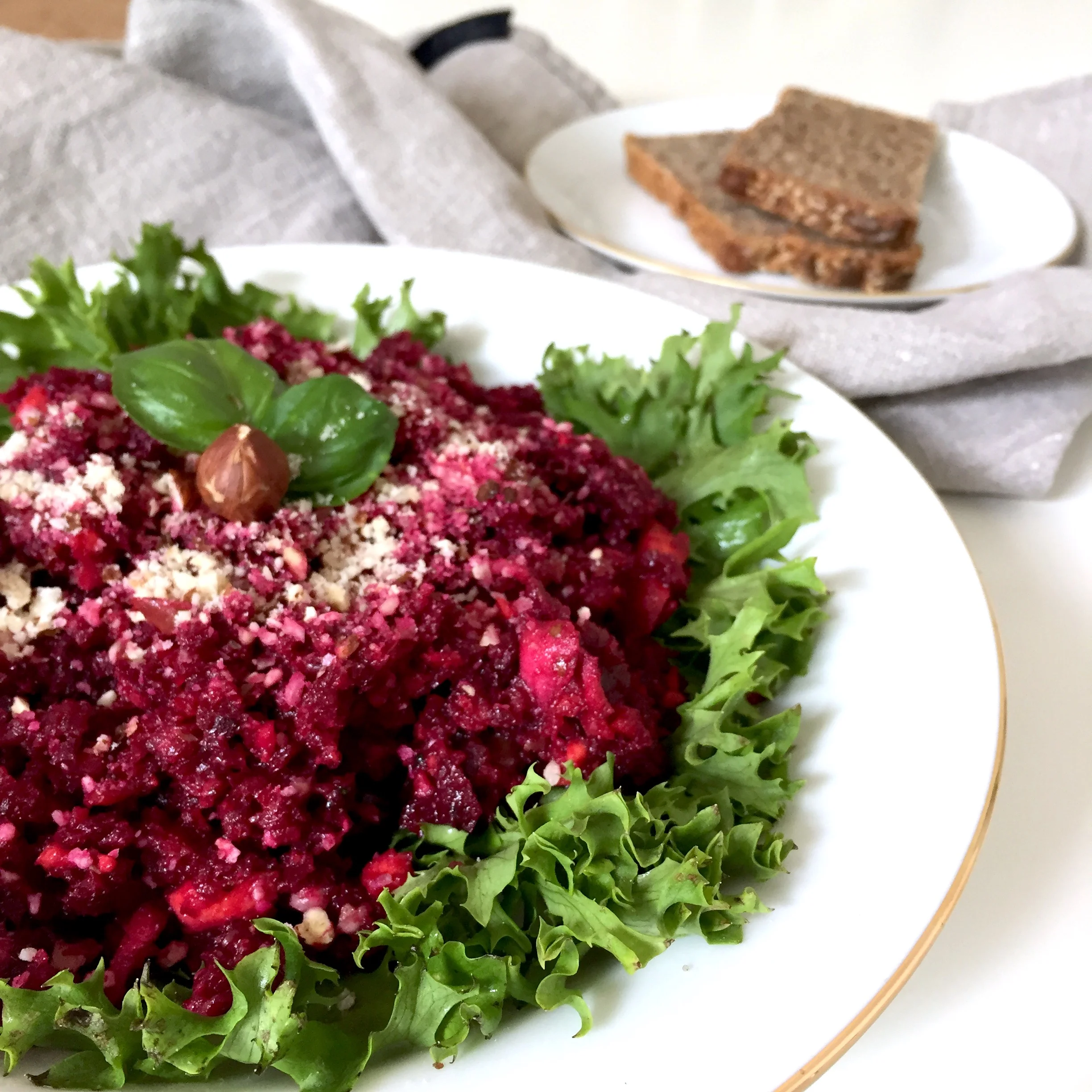 kleinewilde_rote_beete_salat_mit_haselnüssen2.jpg