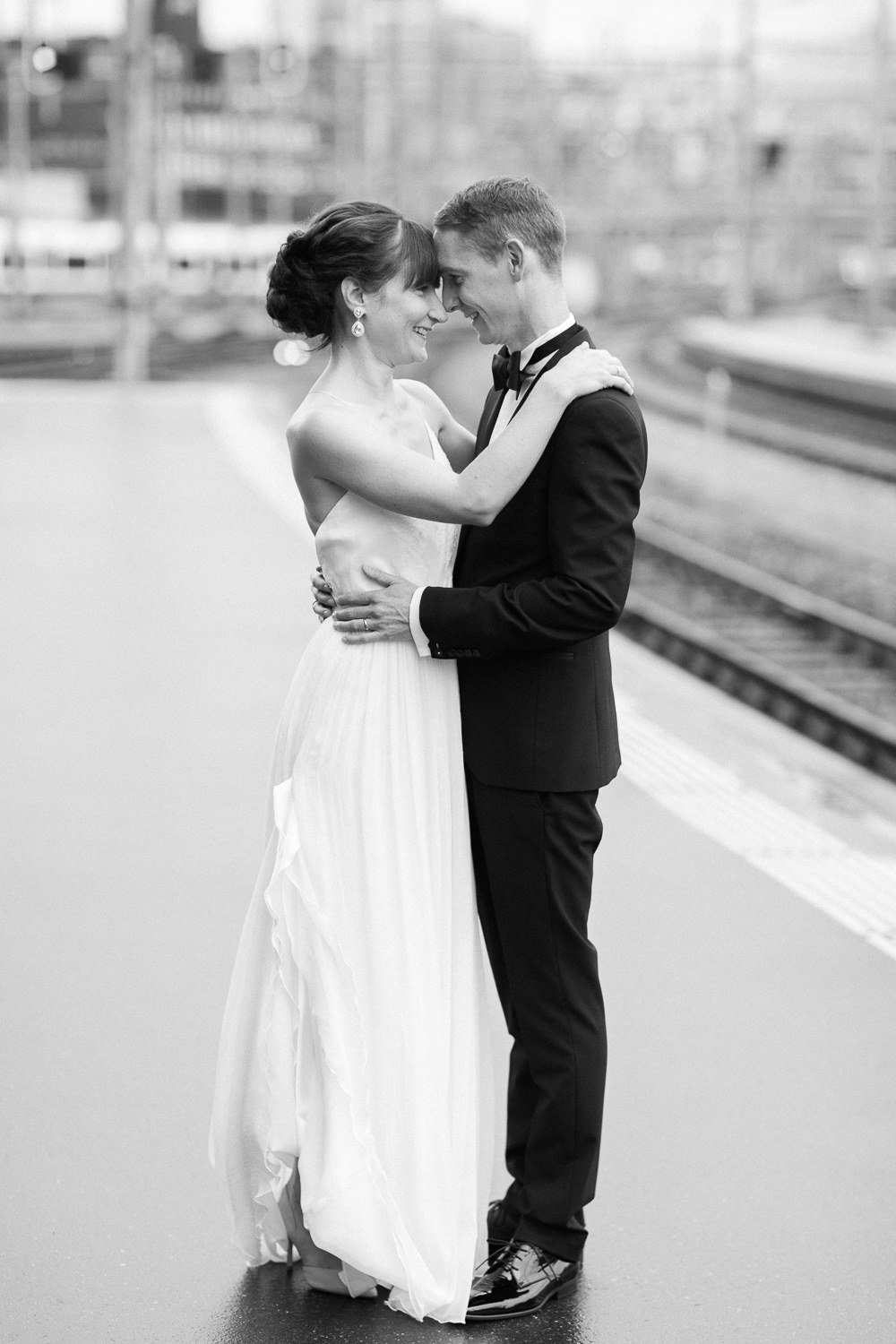 Hochzeitsreportage in Luzern mit schwarz-weiss Paarfotos im Bahnhof
