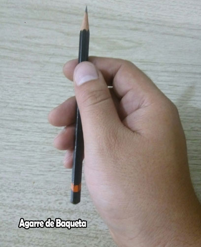 2.- Pencil grip o The Drumstick Grip The Drumstick Grip es parecido al agarre de un baterista con una baqueta: el lápiz se mantiene suelto entre el dedo índice y el pulgar, mientras que los otros dedos actúan para estabilizar el lápiz. Al sostenerlo así, permites usar el lado de la mina expuesta en vez de solo la punta. Los ejes que más usamos con este agarre son el hombro y el codo en vez de la muñeca. Esto ayudará a forjar tu trazo y a dar curvas más sueltas. Es perfecto para dibujos grandes.