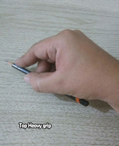 4.- Top Heavy Overhand Grip En este agarre se usa más fuerza para la aplicación sobre la superficie de dibujo y se puede emplear como técnica con diferentes materiales (lápiz, carboncillo, pluma o con que quieras dibujar). En este caso, utilizaré el lápiz como ejemplo para explicarlo. Así que con este agarre, el lápiz se mantiene entre el dedo medio y el pulgar mientras se ejerce presión sobre la punta del lápiz y éste se coloca casi en paralelo a la superficie de dibujo, forzando el lado de la punta para hacer contacto. El resultado es una combinación de una marca más ancha con variación, lo que logra una línea más dinámica y así nos obligamos a usar el hombro y el codo.