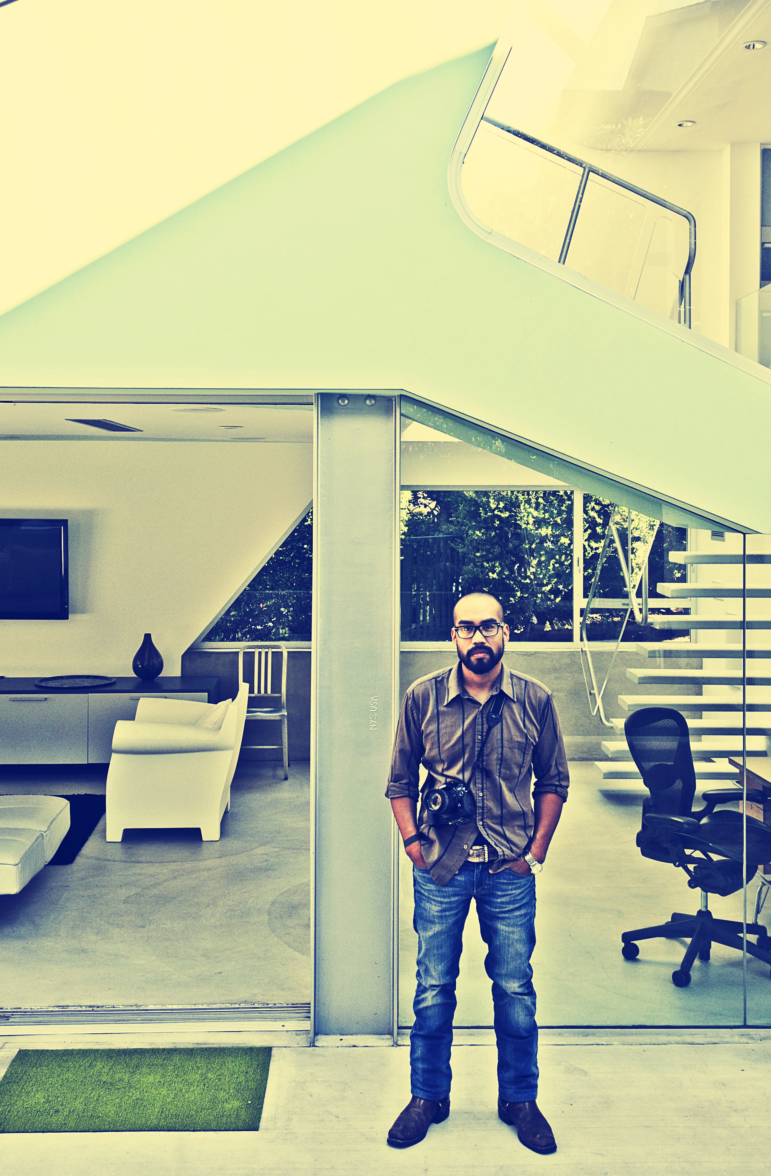Alan-Voo Home, 2007 Here I am at the Alan-Voo house designed by Neil M. Denari Architects. This award winning house is an extension to a typical bungalow style home from the 1940s located in Mar Vista, CA, that is hidden in the backyard for only a select few to enjoy. I was contacted again by Alan and Dwell Home Tours to recapture the house after it got a new paint job in 2015. click here to see what it looks like now. Alan-Voo house