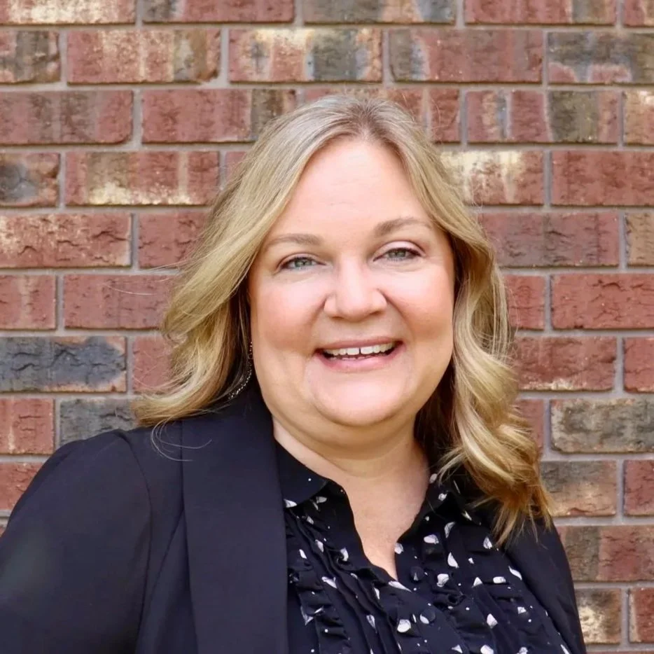 women headshot shelly hart