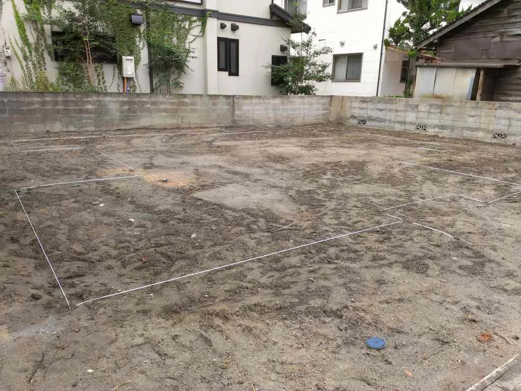 Figure 1: Construction site, with the building footprint marked by white jinawa.