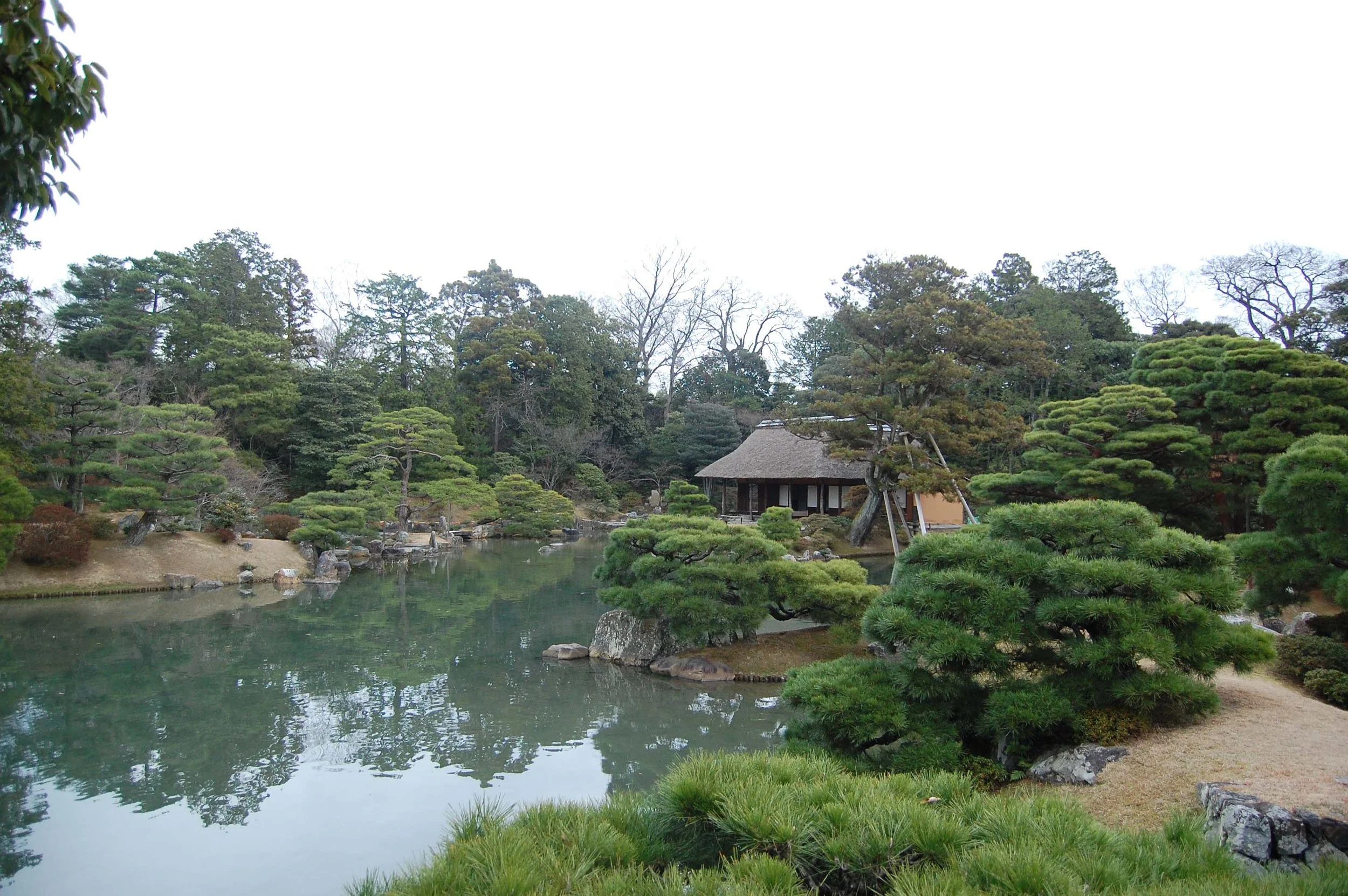 The garden at Katsura Imperial Villa, Kyoto, with Shokin-tei teahouse in the background. (photo: Raphael Azevedoo Franca, public domain image, WikiMedia Commons)