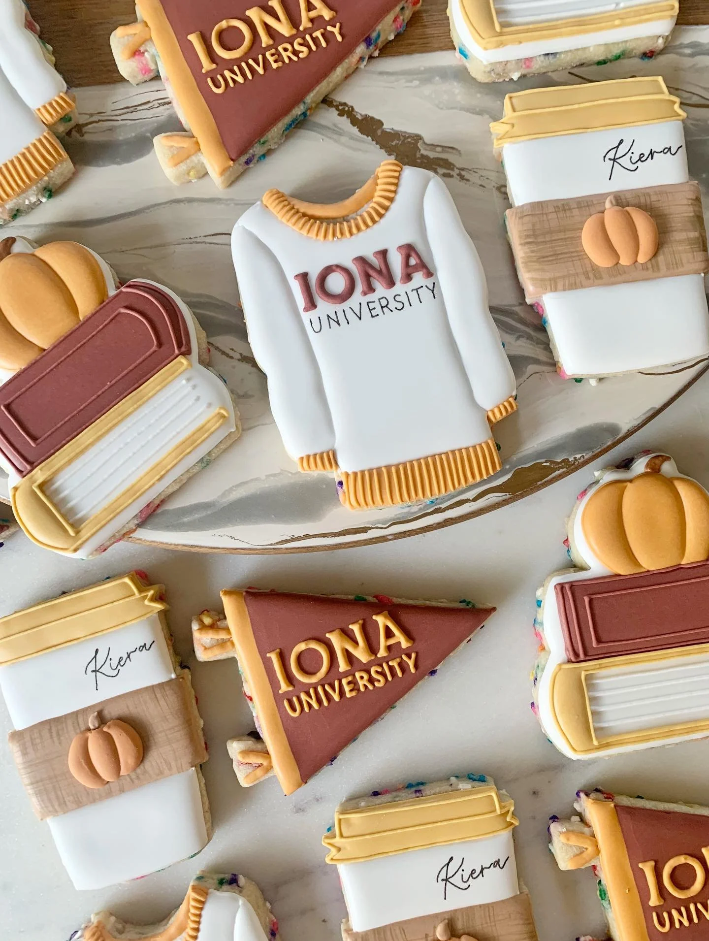 Some fall cookie fun for family weekend! I may have been watching Gilmore Girls while making these, definitely giving Rory vibes!
.
.
.
#cookies #sugarcookies #decoratedcookies #royalicingcookies #cookieart #fallcookies #collegecookies #fairfieldct #