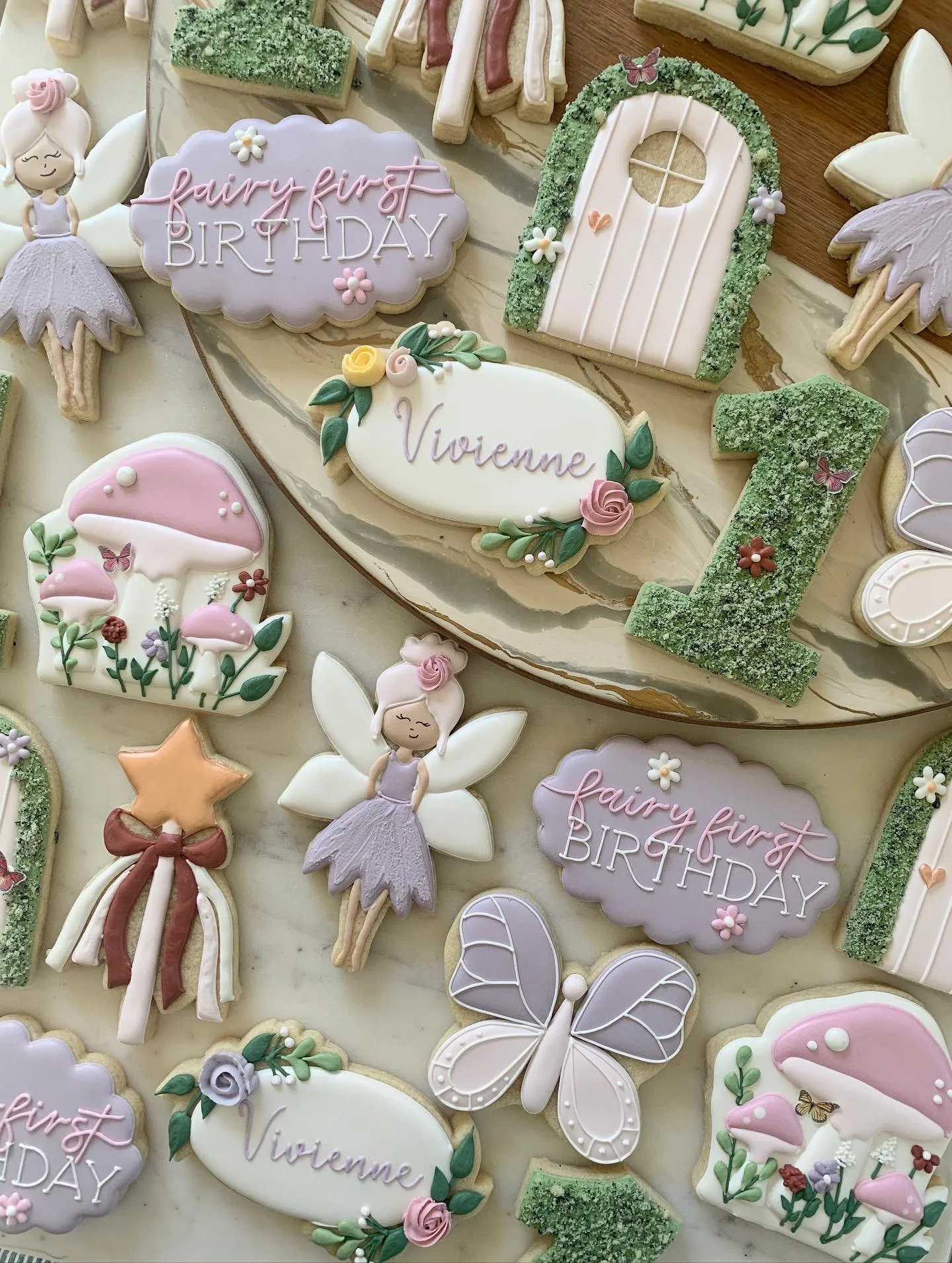 Fairy first birthday treats! This was my first ever fairy theme and also my first time making edible moss (cookie crumbs dyed green). I love a new theme and trying a new techniques, all ways to make me a happy cookie girlie!
.
.
.
#cookies #decorated