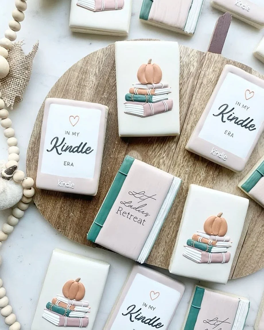 I always forget that I have hundreds of cookie sets from years past and I share them once and that&rsquo;s it?? Some of these need to see the light of day again! Here&rsquo;s a fall favorite from a few years ago 🤍 
And to go with the theme, here&rsq