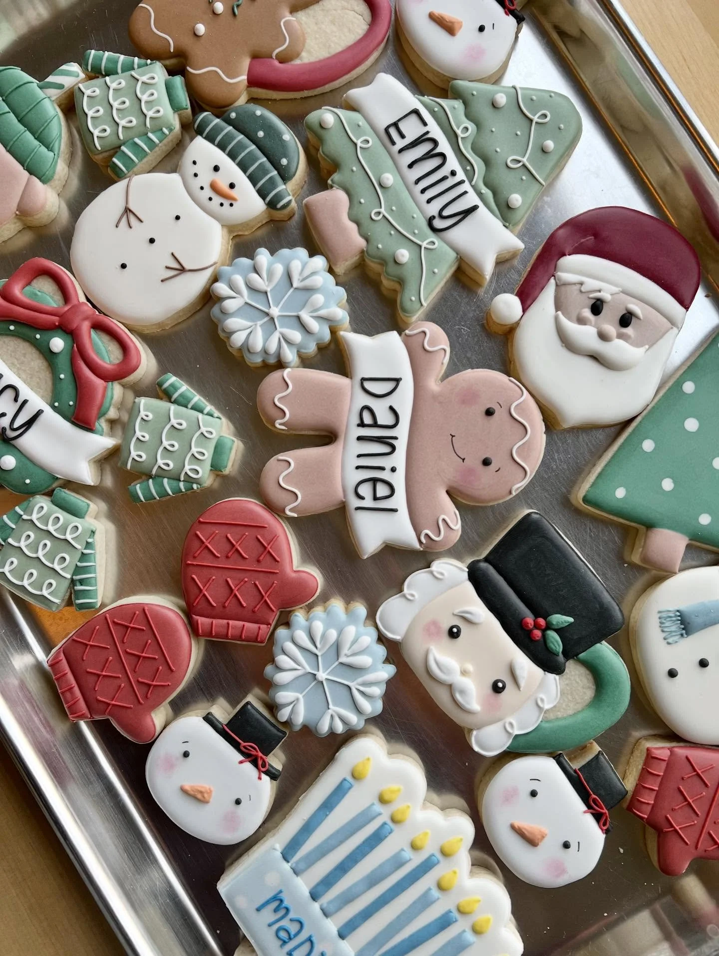 Hello holiday cookies! 🧑🏻&zwj;🎄 Mrs. Claus has been busy behind the scenes, which means it&rsquo;s time for you to pre-order your holiday cookies! From personalized stocking stuffers to festive mini cookies to teacher gifts, we&rsquo;ve got a litt