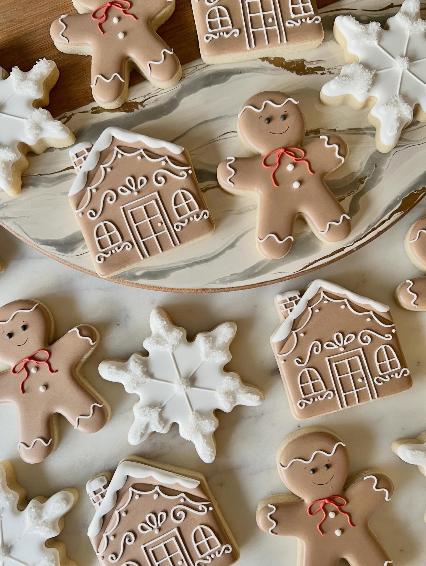 All my friends are gingerbread 🤭
.
.
.
#fairfieldct #fairfieldctcookies #fairfieldcounty #fairfieldcountycookies #fairfieldcountylifestyle #cookieart #luxurycookies #royalicingcookies #decoratedsugarcookies