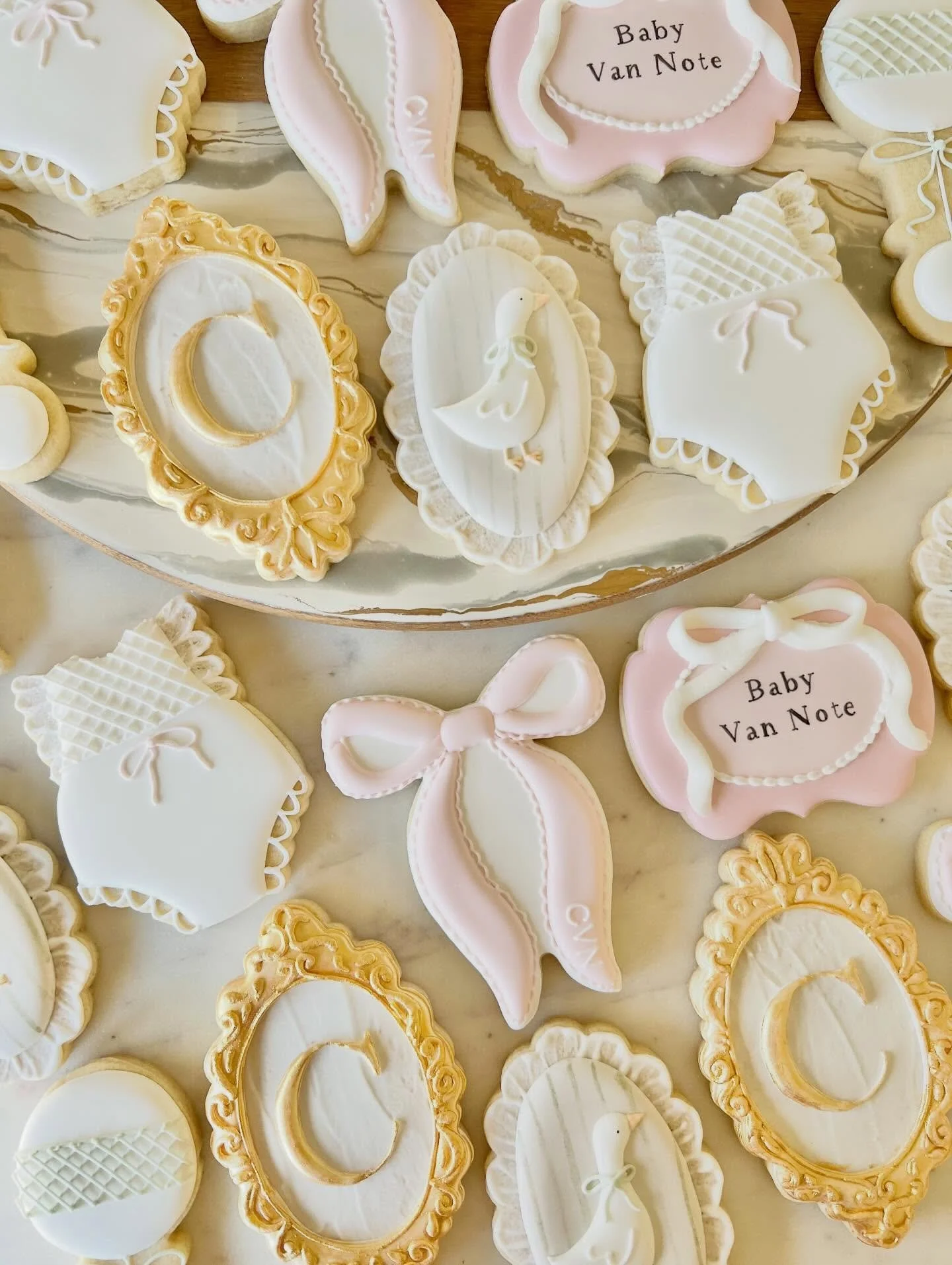 The sweetest mother goose baby shower set with vintage style elements. The vintage style frame cookie is the most time consuming design I have made in a long time!
.
.
.
#ctcookies #fairfieldct #fairfieldcounty #cookieart #luxurycookies