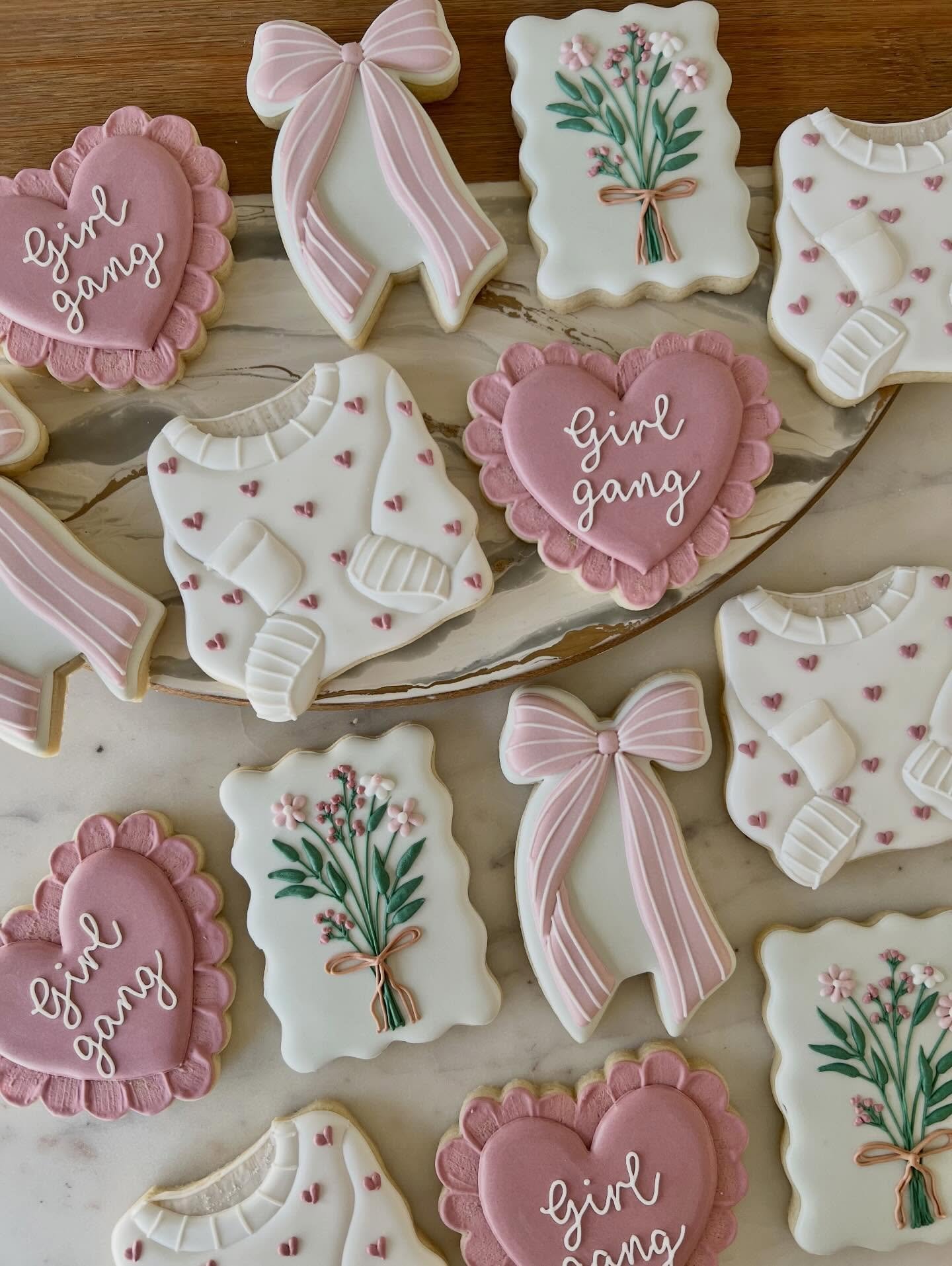 This one&rsquo;s for the girls! 🫶🏼 
.
.
.
#fairfieldct #fairfieldcounty #ctcookies #valentinescookies #cookieart