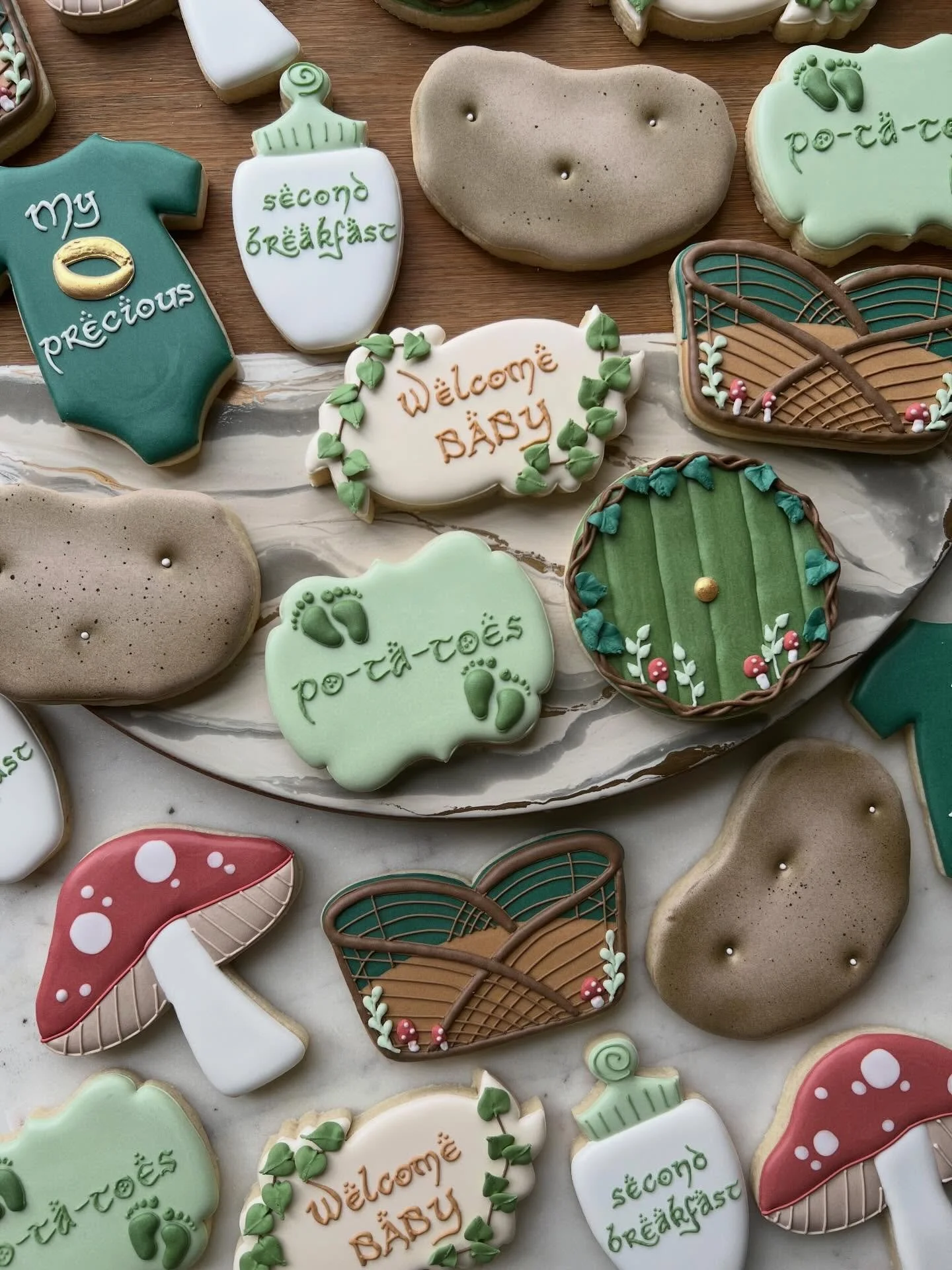 Who knew welcoming your little Hobbit could look this cute?! You all know that I will never turn down an opportunity for a super creative cookie theme and making cookies look like potatoes seemed like one I just couldn&rsquo;t pass up! 😅
.
.
.
#fair