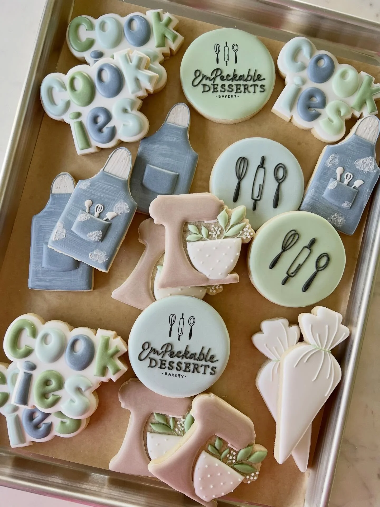 I can&rsquo;t believe I haven&rsquo;t made custom cookies for myself before now 🤯 Whipped these up (lol not really they took me 2 weeks in between actual orders) for a biz photo op and they&rsquo;re still hanging around in my studio. One of these da