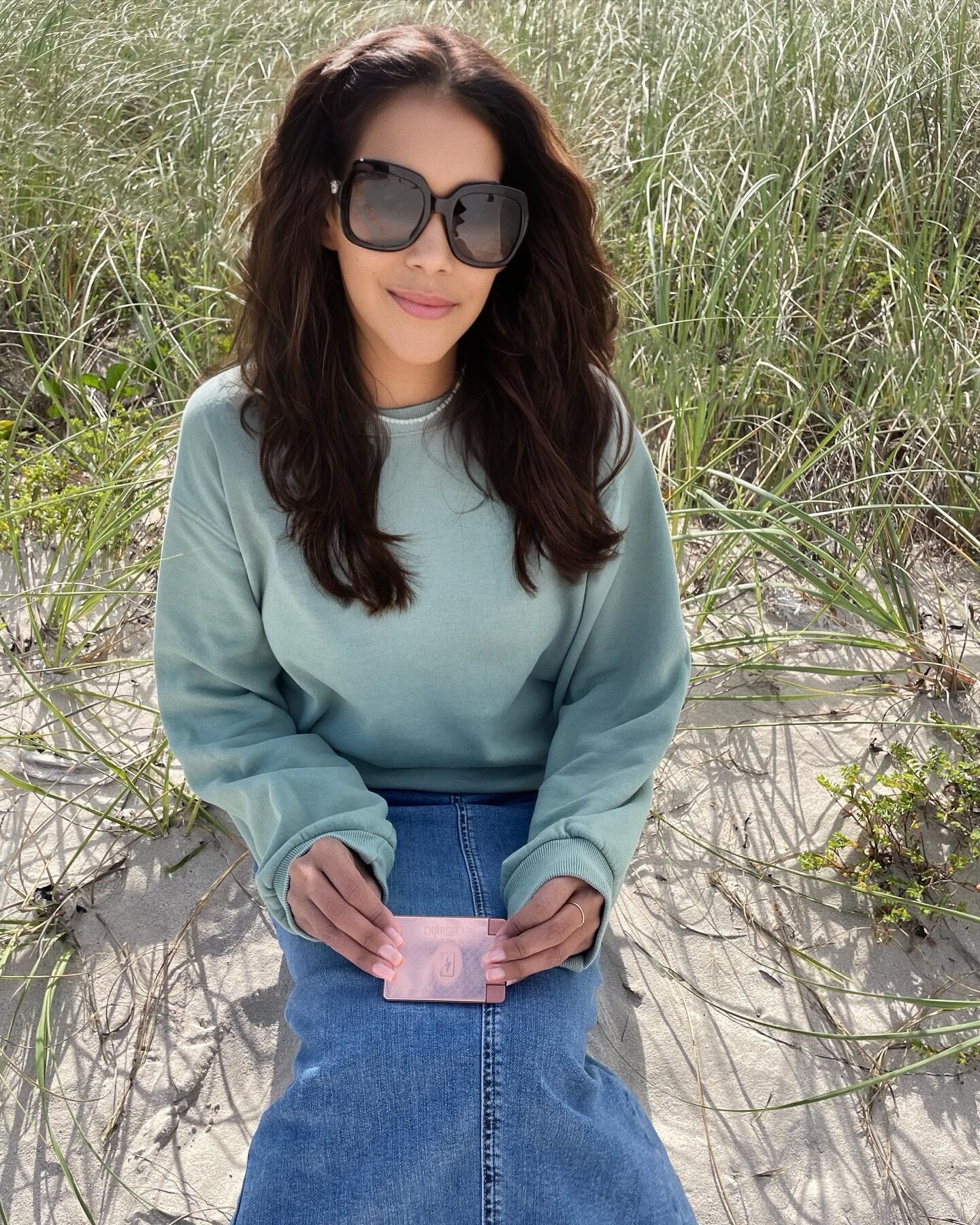 Beach bliss with @aquavault: Sand, sun, and seamless charging! 🏝️🤗 #BeachLife #AquaVaultAdventures #aquavault #chargecard