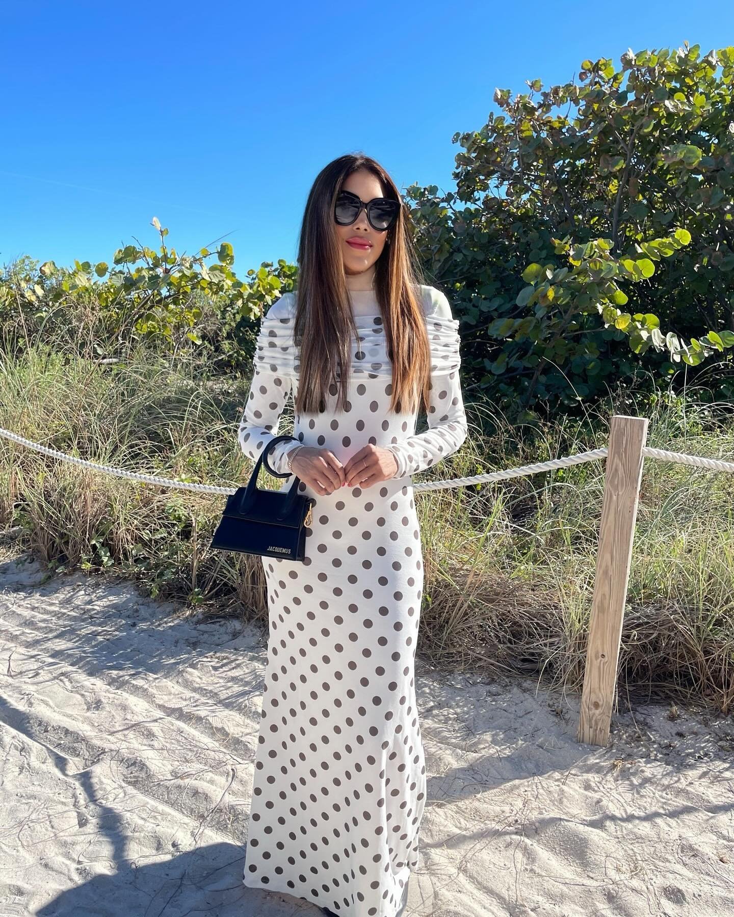 Gracefully blending with the beauty of The Great Elephant Migration on Miami Beach 🐘 This powerful installation reminds us to share space and coexist, just like the timeless elegance of this polka dot dress by @sheinofficial. A perfect pairing of ar