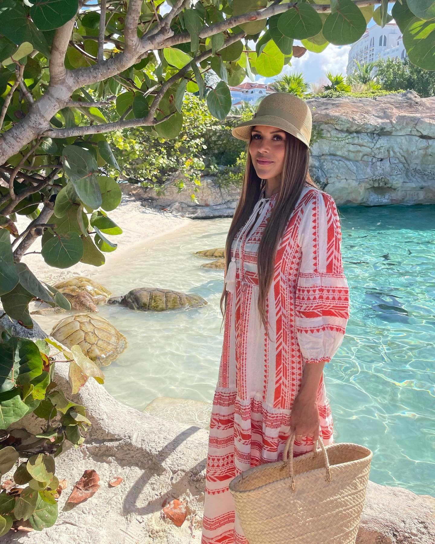 Reminiscing about my unforgettable stay at @grandhyattbahamar 🌴✨ From savoring incredible kosher dishes to feeding the birds and watching the flamingos in their natural beauty, every moment was a dream. 🦩🍽️ I even had the chance to unwind with a S
