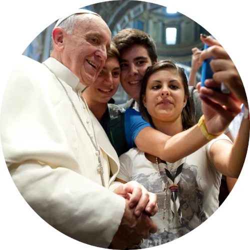 Francis Selfie Circle.jpg
