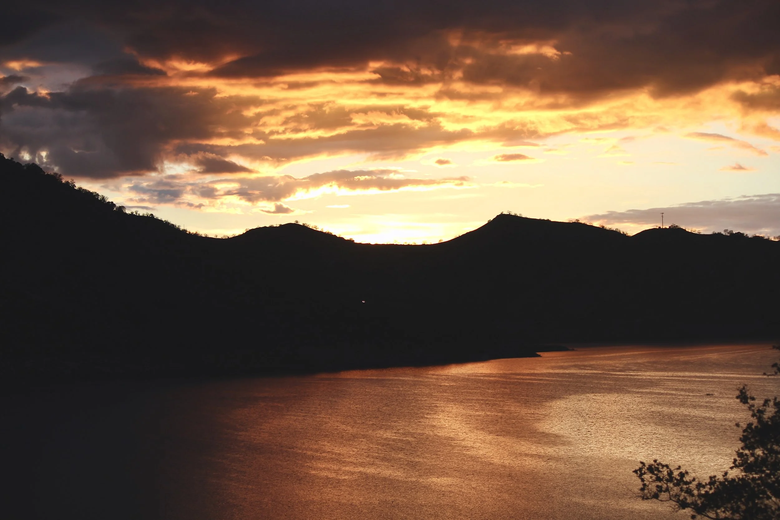 Last sunset above Lake Kaweha ... #goldenhour