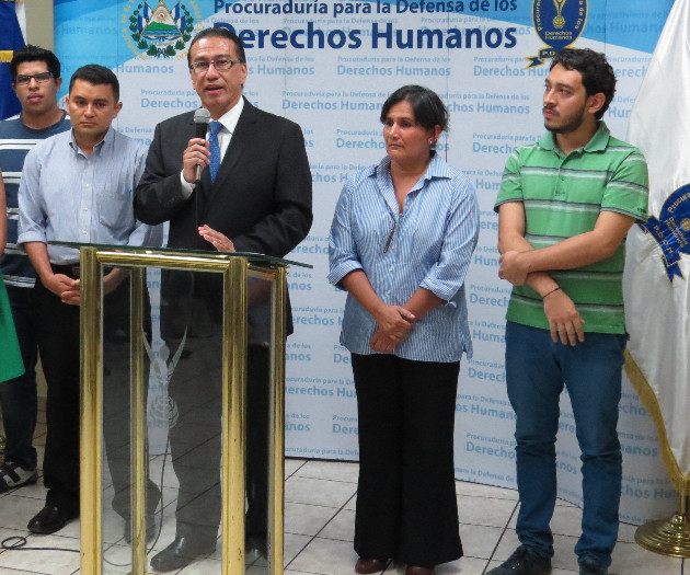 Cristosal recently hired former Human Rights Ombudsman David Morales, shown here with Chief Program Officer Celia Medrano at the presentation of the first report by a Salvadoran Government Institution on forced displacement.