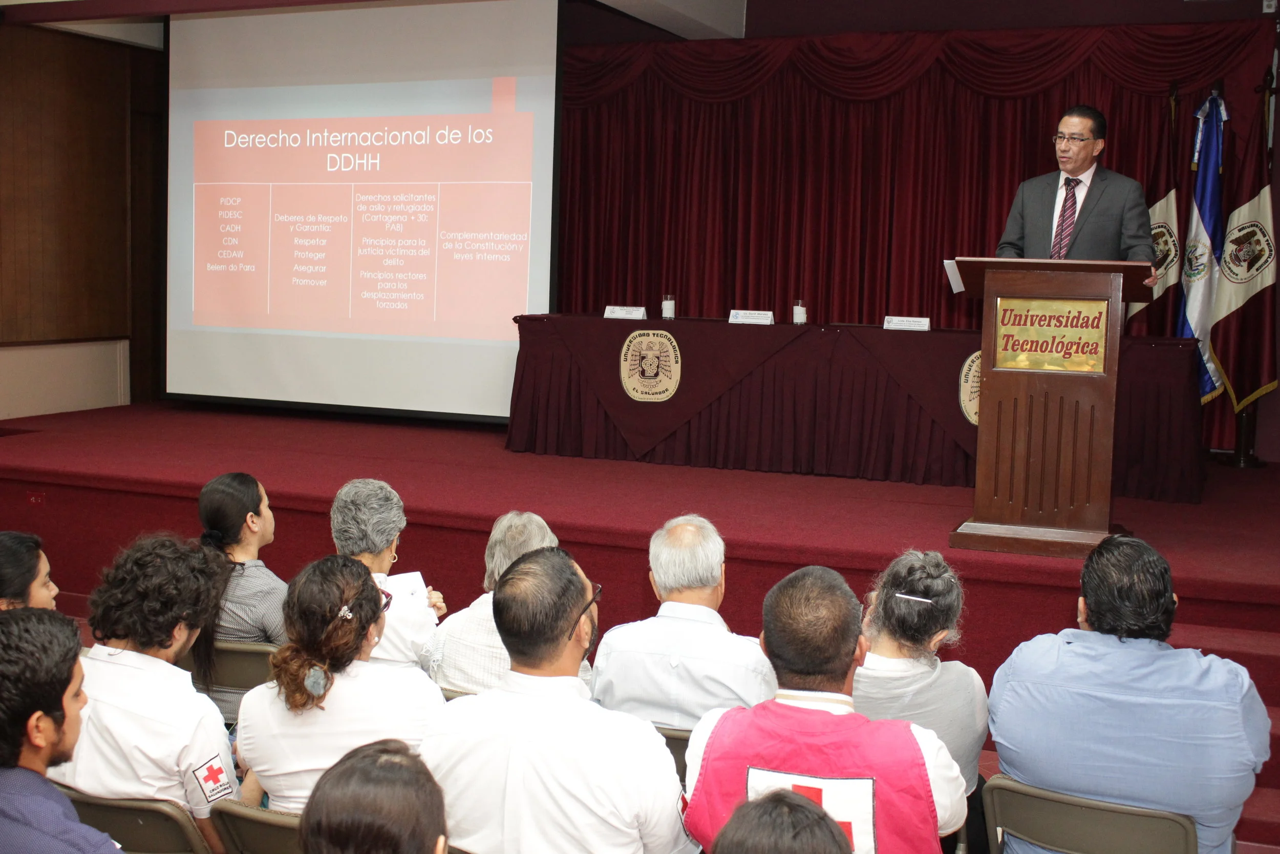 Cristosal's Davíd Morales, former Human Rights Ombudsman, presents on forced displacement by violence from a human rights perspective and data collected by the Working Group On Forced Displacement by Violence, the largest database of cases in the region. ( Photo courtesy of Luis Enrique Garcia and the Universidad Tecnológica de El Salvador ).