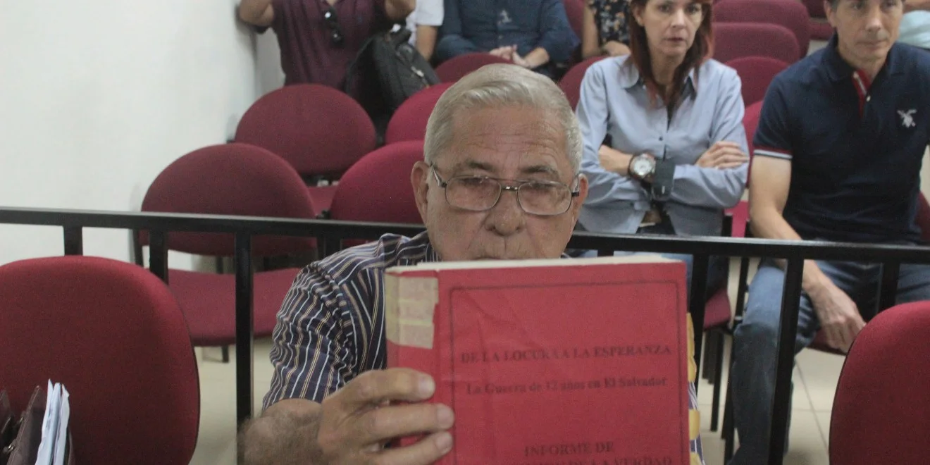 Former general Juan Rafael Bustillo, accused of being one of the intellectual authors of the El Mozote massacre, faces justice in the subpoena hearing. The hearing takes place in the First Court of Second Instance of San Francisco Gotera, Morazán. Photo Journal Co Latino / David Martínez.