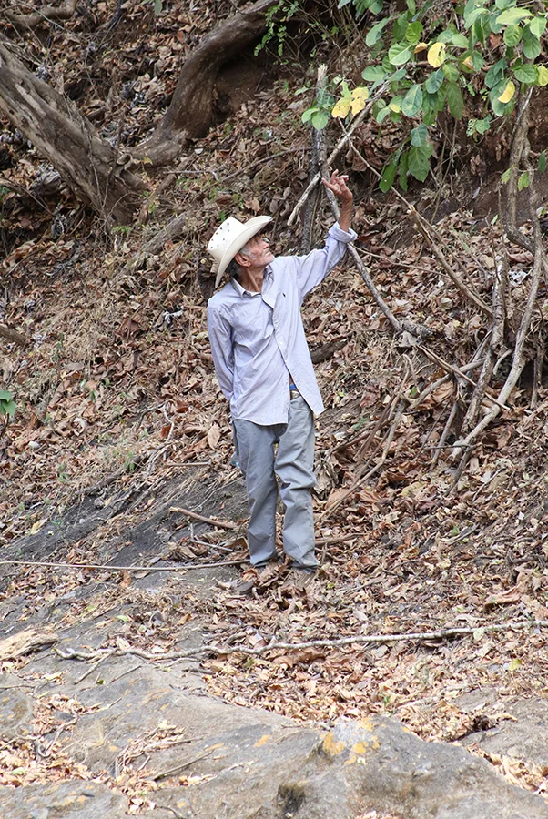 Amado Carrillo, the main witness in the El Calabozo case, points to places along the Amatitán River where he saw the Atlacatas he describes the 1982 massacre of hundreds of unarmed villagers by the Atlacatl Battalion. / Photo Cristosal