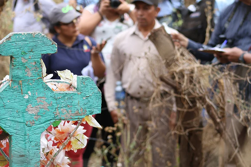 "The bones were all mixed up. I couldn't tell you who they belonged to," says a witness as he gazes at a grave which holds some of his family members' bones. / Photo Cristosal