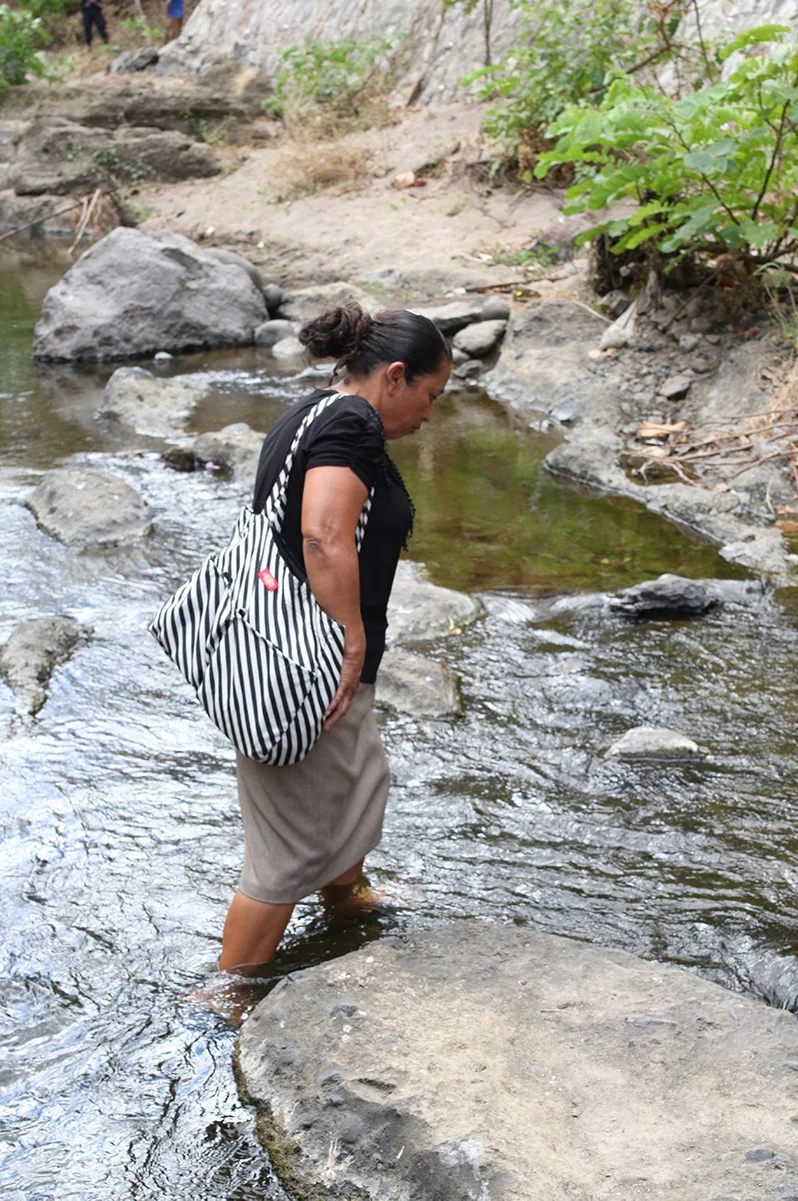A massacre survivor crosses the Amatitán River on January 26, 2018 / Photo Cristosal