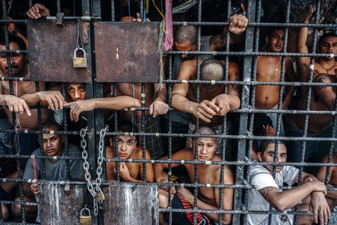 Photo: Giles Clarke for his series "Caged in El Salvador.