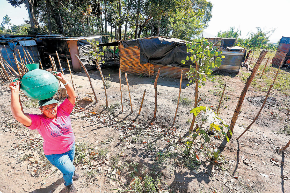 The houses in 30 de Abril are built of materials that don’t protect the inhabitants from inclement weather.