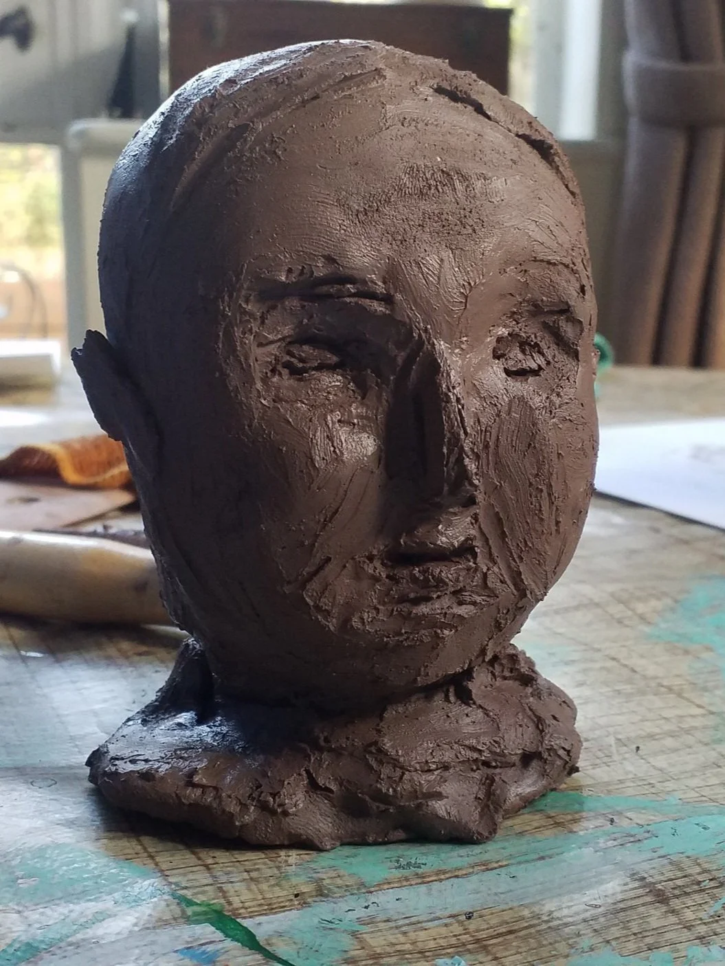 Art workshop to learn how to build a portrait in clay and understand the light and dark to create 3D in the drawing process.