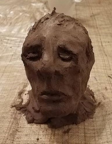 Art workshop to learn how to build a portrait in clay and understand the light and dark to create 3D in the drawing process.