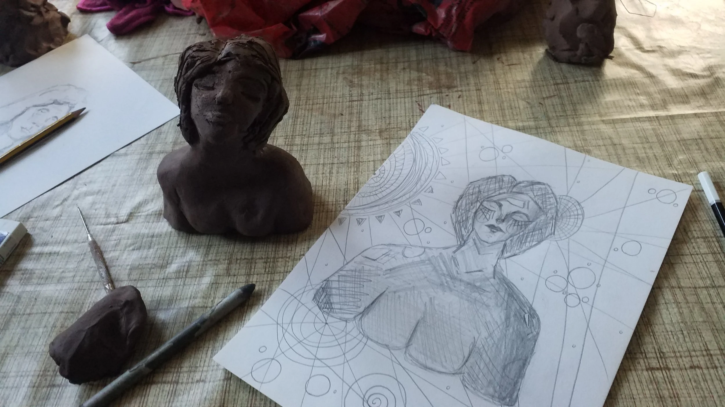 Art workshop to learn how to build a portrait in clay and understand the light and dark to create 3D in the drawing process.