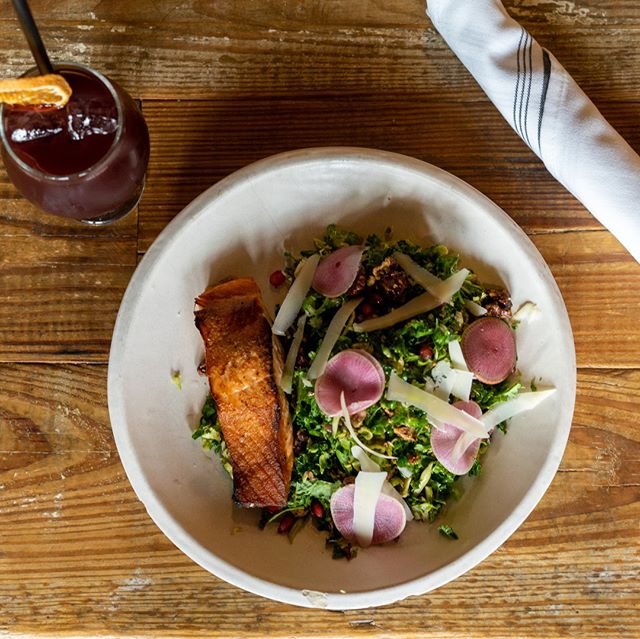 🍂KALE &amp; BRUSSELS SPROUTS SALAD:
ellijay apples, parmesan, spiced candied pecans, sultana, radish, pomegranate vinaigrette🍂