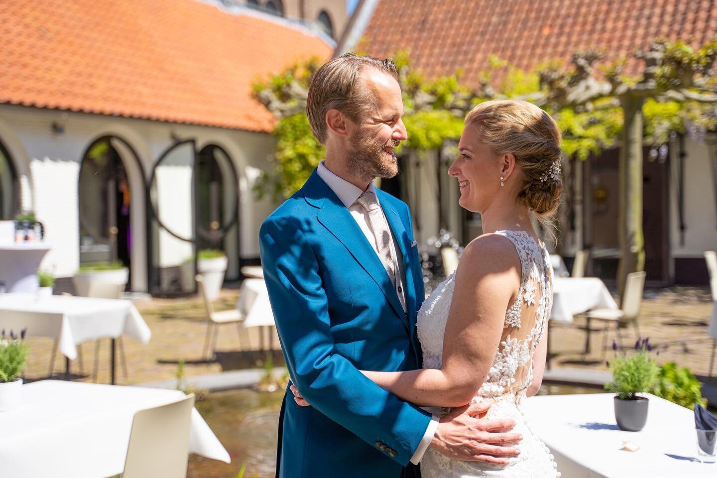 Dit lieve bruidspaar was er van overtuigd&hellip; wij trouwen op 28 mei 2021, ongeacht de maatregelen. 

Zij hebben uiteindelijk een prachtige dag gehad met hun dierbaren. Wij zijn blij dat wij ons steentje daar aan mochten bijdragen. 🤍 .
.

 #trouw