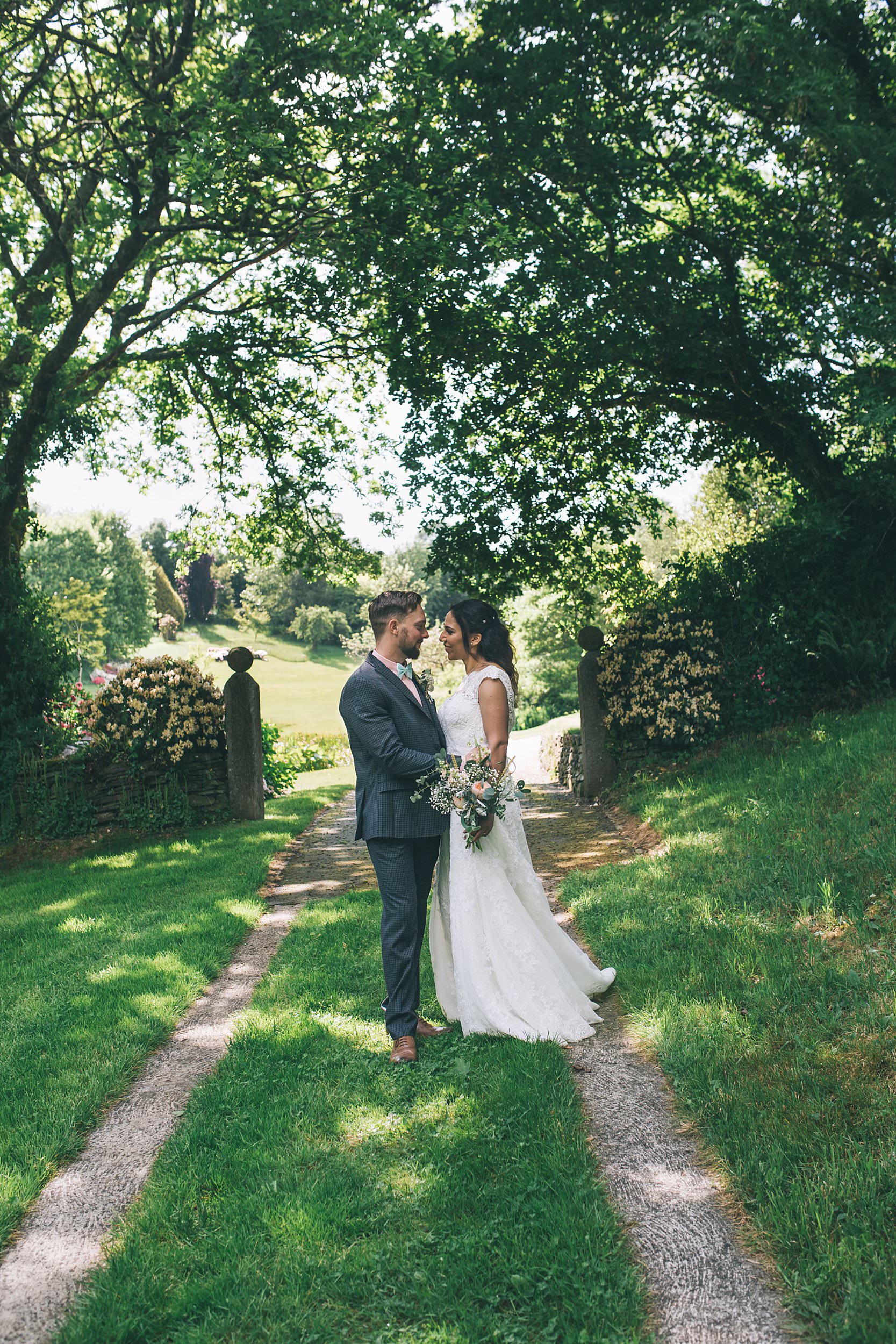 Cornwall Wedding photographer Cutlinwith Farm