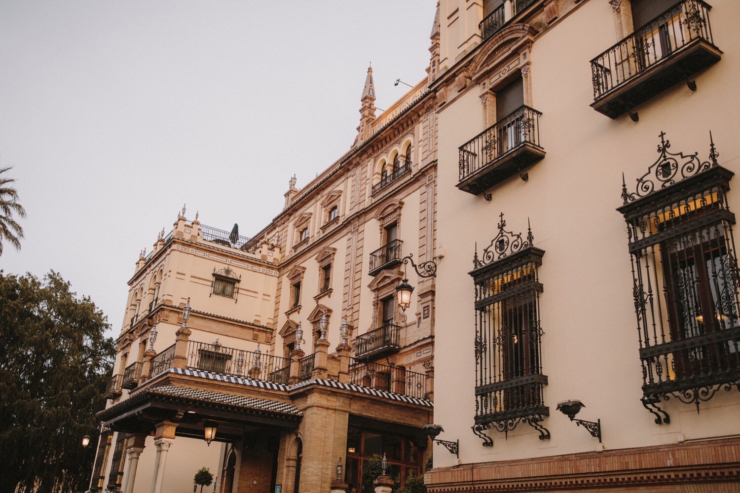 seville_wedding_photographer_hacienda_la_soledad_hotel_alfonsoxiii_fotografodebodas_sevilla_nigerian_wedding_001-.JPG