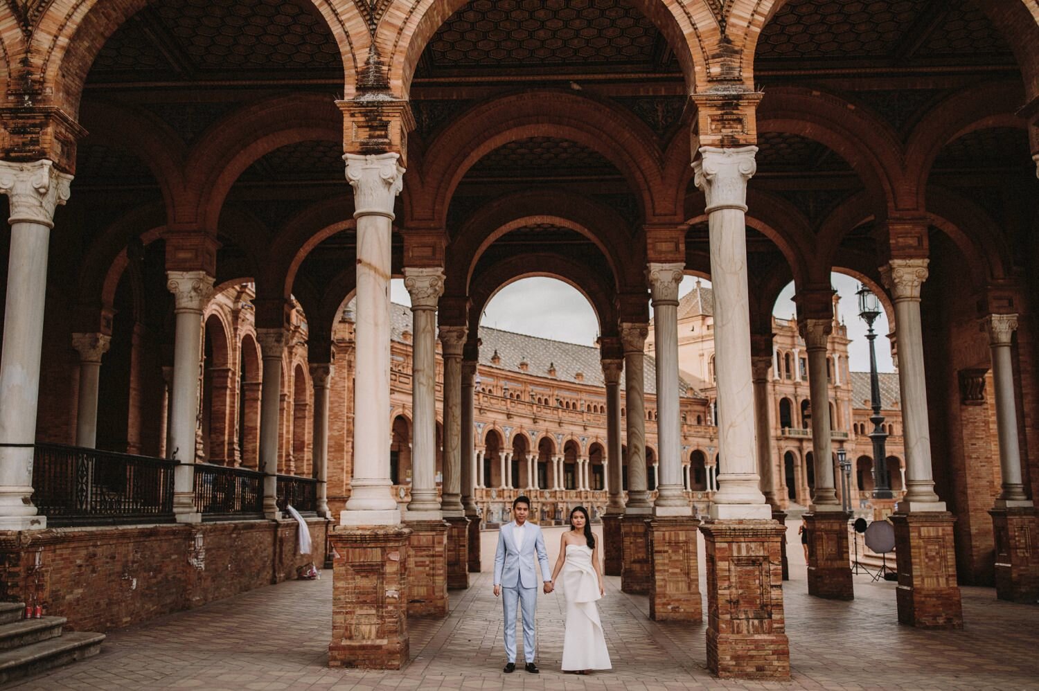 01_plazadeespañaelopement_weddingphototographer_asianelopement_asianweddingseville_sevillaelopement_sevillewedding_elopementinseville_ernestovillalba.jpg