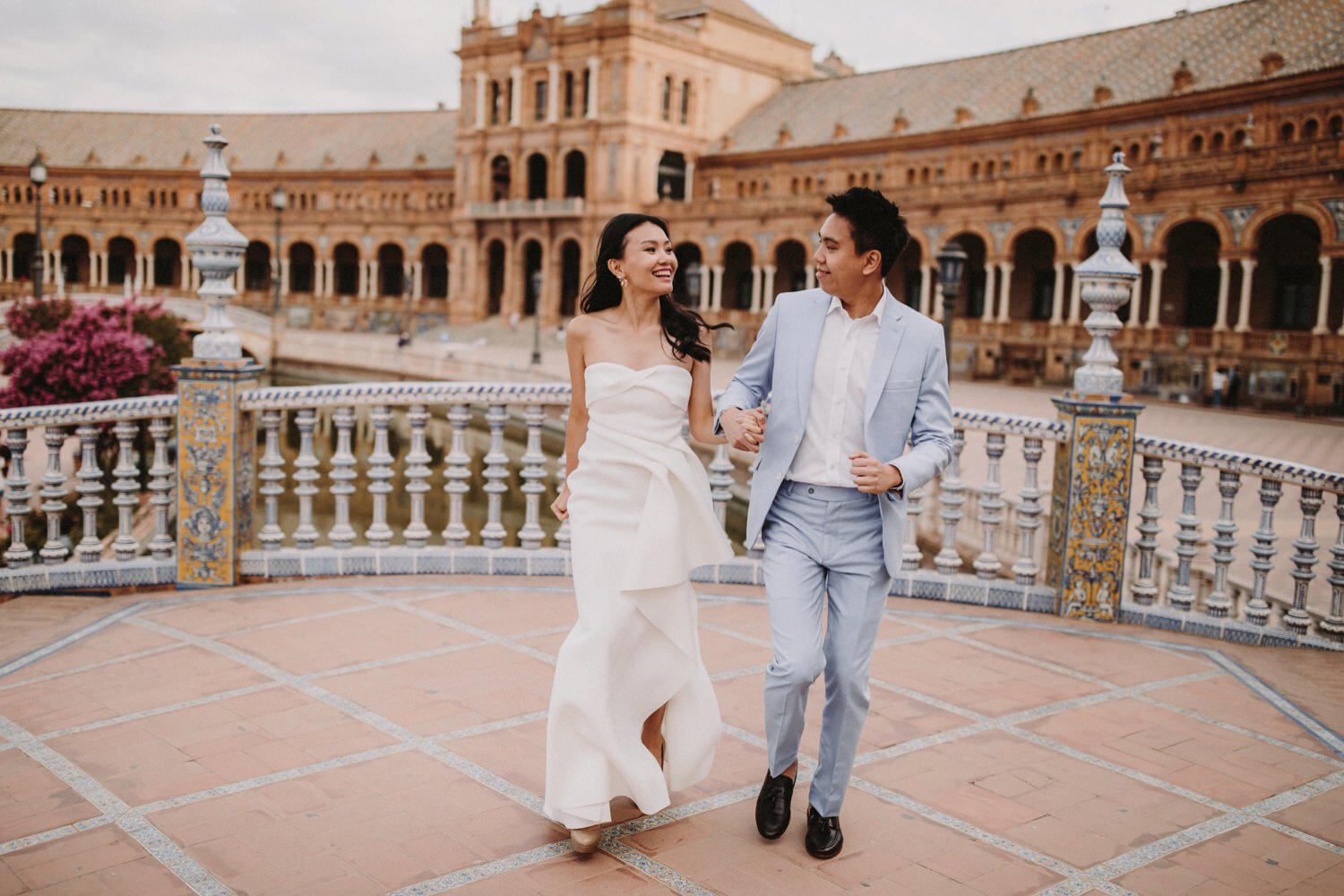 02_plazadeespañaelopement_weddingphototographer_asianelopement_asianweddingseville_sevillaelopement_sevillewedding_elopementinseville_ernestovillalba.jpg