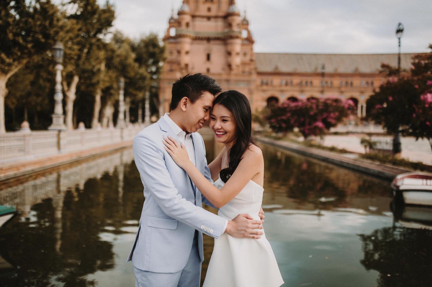 05_plazadeespañaelopement_weddingphototographer_asianelopement_asianweddingseville_sevillaelopement_sevillewedding_elopementinseville_ernestovillalba.jpg