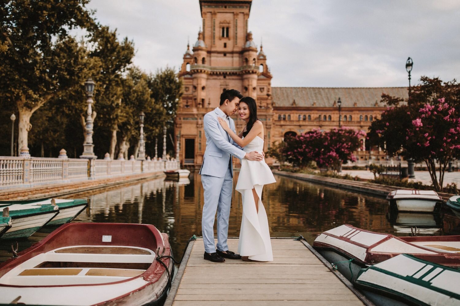 07_plazadeespañaelopement_weddingphototographer_asianelopement_asianweddingseville_sevillaelopement_sevillewedding_elopementinseville_ernestovillalba.jpg