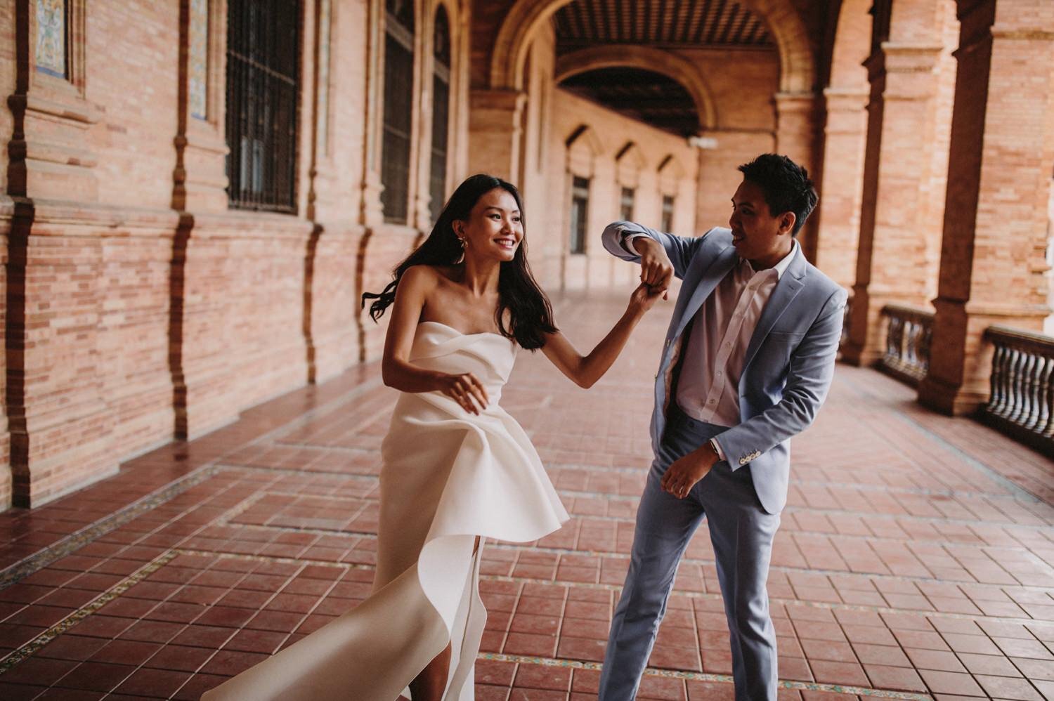 17_plazadeespañaelopement_weddingphototographer_asianelopement_asianweddingseville_sevillaelopement_sevillewedding_elopementinseville_ernestovillalba.jpg