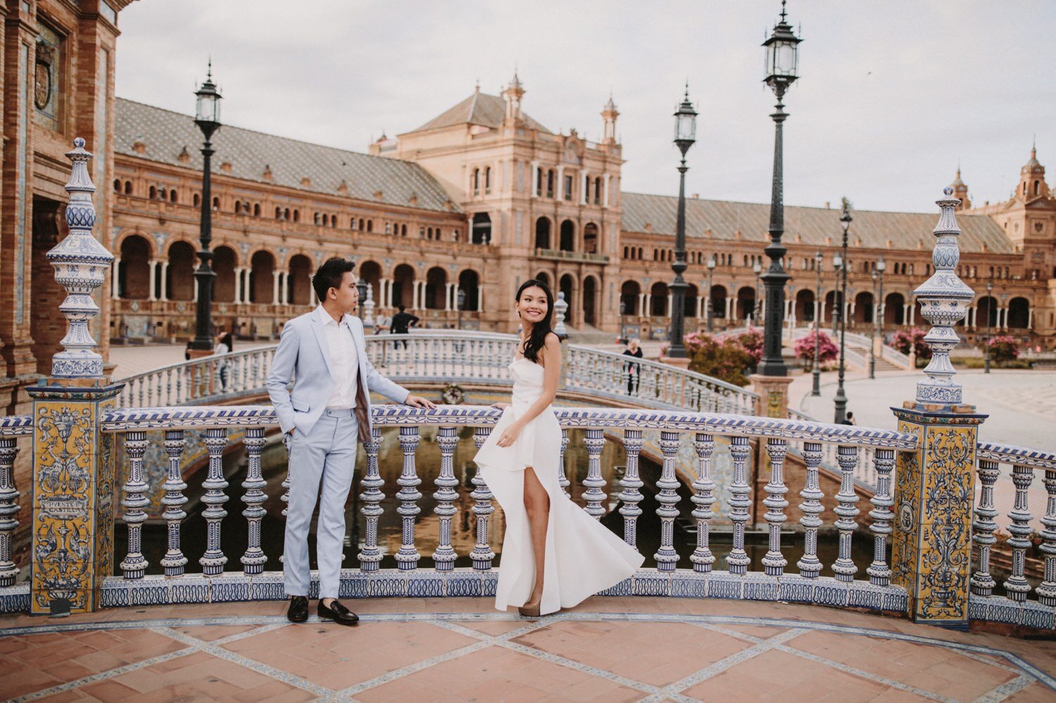 19_plazadeespañaelopement_weddingphototographer_asianelopement_asianweddingseville_sevillaelopement_sevillewedding_elopementinseville_ernestovillalba.jpg