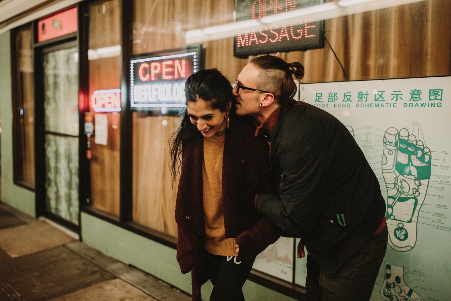 06_sevillasesionnoche_fotografodebodas_engagementseville_weddingphotographerseville_seattlenight_sevilleengagement_prebodasevilla_fotografodebodasensevilla_sesiondeparejaensevilla.jpg