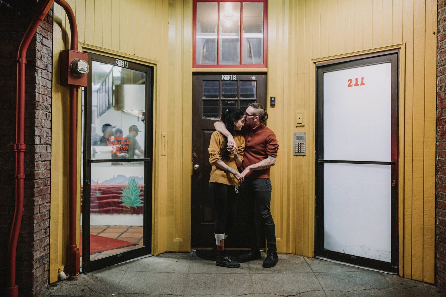 12_sevillasesionnoche_fotografodebodas_engagementseville_weddingphotographerseville_seattlenight_sevilleengagement_prebodasevilla_fotografodebodasensevilla_sesiondeparejaensevilla.jpg