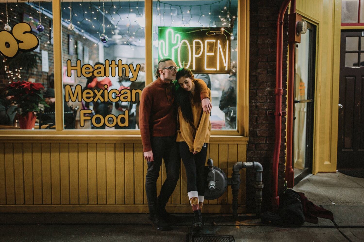 14_sevillasesionnoche_fotografodebodas_engagementseville_weddingphotographerseville_seattlenight_sevilleengagement_prebodasevilla_fotografodebodasensevilla_sesiondeparejaensevilla.jpg