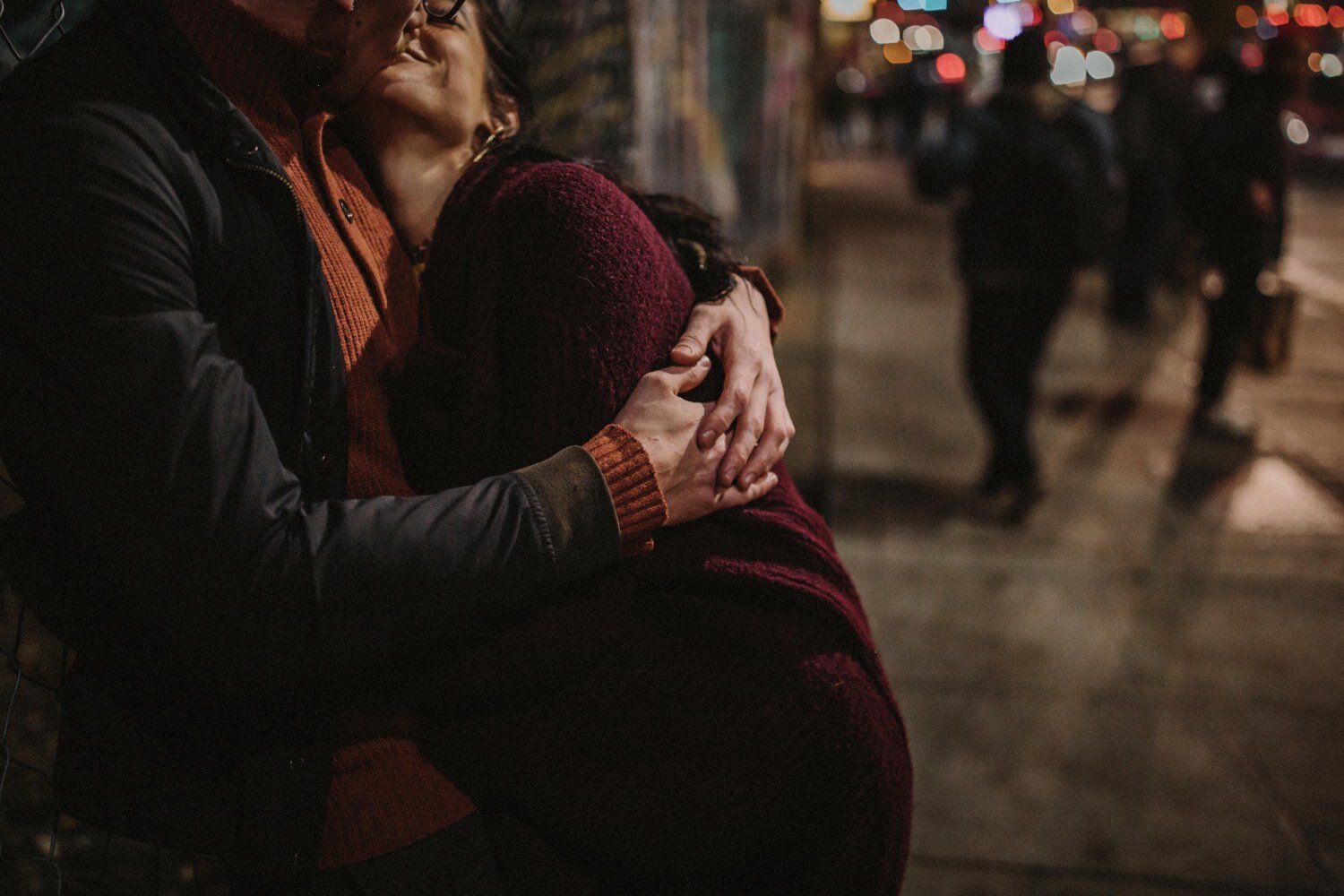 20_sevillasesionnoche_fotografodebodas_engagementseville_weddingphotographerseville_seattlenight_sevilleengagement_prebodasevilla_fotografodebodasensevilla_sesiondeparejaensevilla.jpg