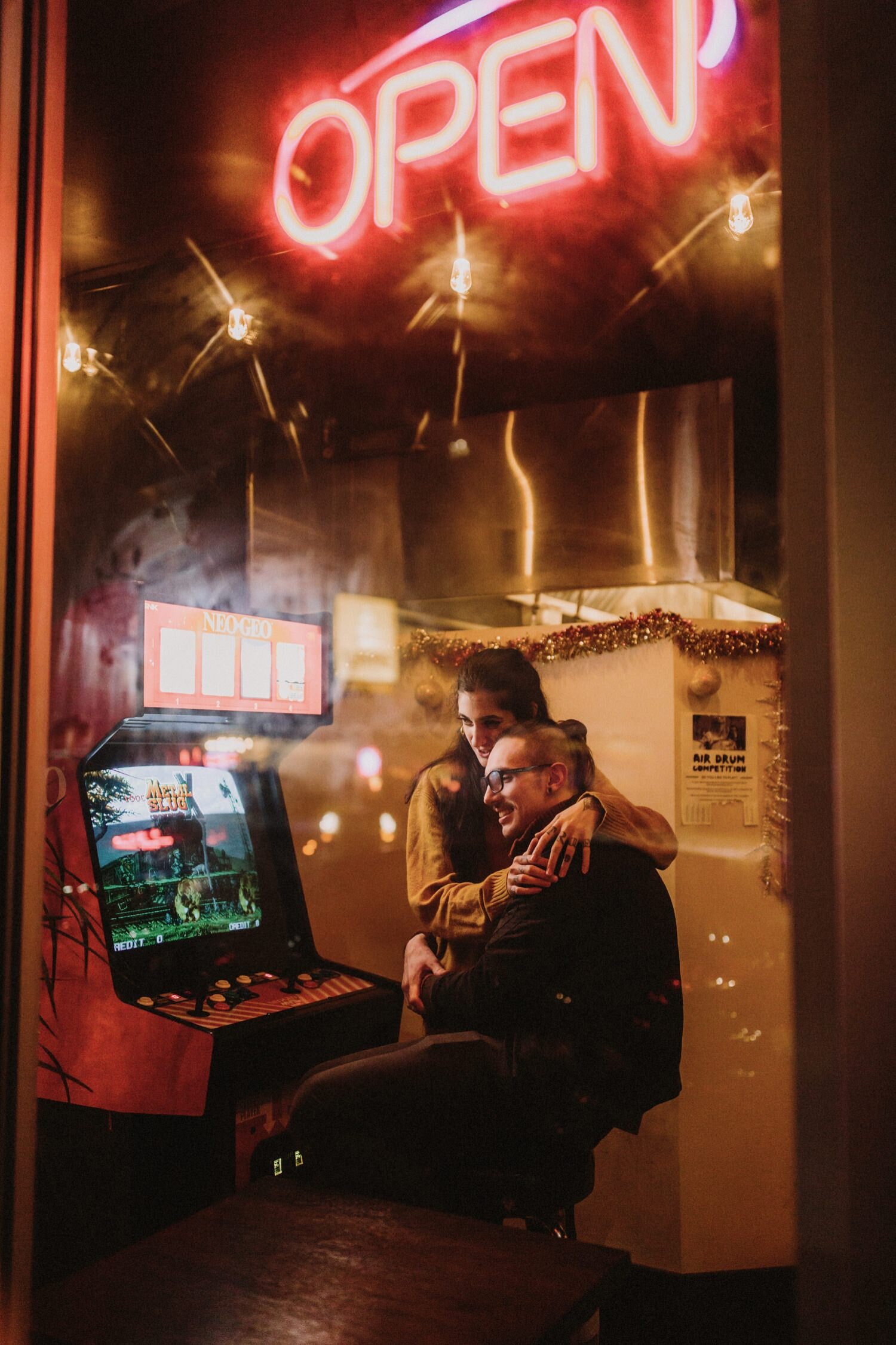 25_sevillasesionnoche_fotografodebodas_engagementseville_weddingphotographerseville_seattlenight_sevilleengagement_prebodasevilla_fotografodebodasensevilla_sesiondeparejaensevilla.jpg